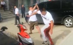 甘肃两运输公司车辆互相围堵起争执，一男持钢管猛击对方头部