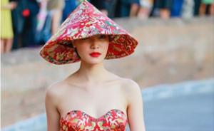 越南名模时装秀穿“中式奥黛”惹争议：被批“传统荡然无存”