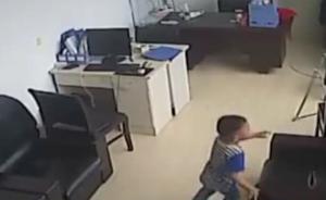南京3岁男童在早教中心被“关禁闭”后坠楼监控视频曝光