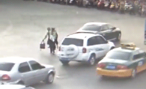 网友点赞广西交警背85岁老人过马路：就想先带他到安全地方