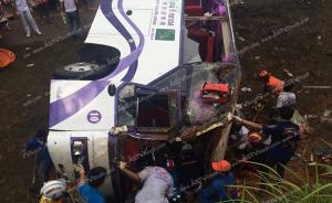 泰国普吉一旅游大巴翻车：17名中国游客受伤，其中1人重伤