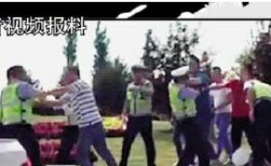黑龙江庆安交警警队门前执勤遭围殴，一人打人证据最充分被拘