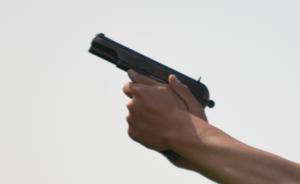 贵州男子持钢钎暴力袭警被开枪击伤后死亡，警方称用枪未违法