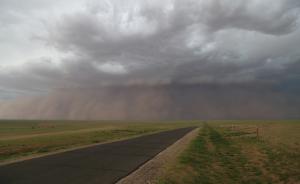 内蒙古草原盛会遭遇沙尘暴，“沙墙”高达百米遮天蔽日