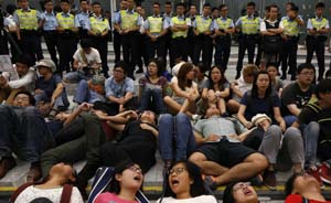 香港示威者效仿台湾欲“占领”立法会，警方拘捕13人