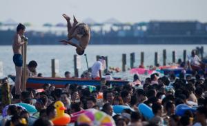 上海持续高温金山城市沙滩被挤爆，台风将来后天起临时关闭