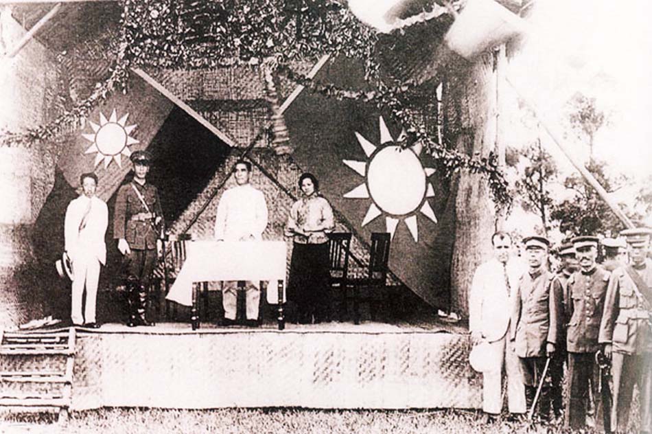 01-1924年6月16日，孙中山、宋庆龄在黄埔军校开学典礼的主席台上。左起：黄埔军校党代表廖仲恺、校长蒋介石。