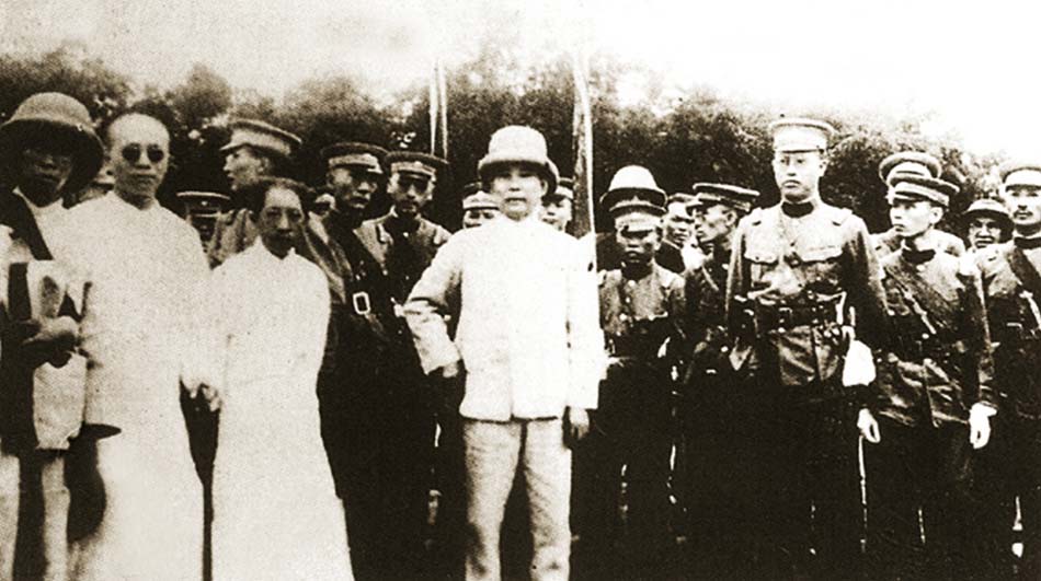 05-1924年6月29日，孙中山在广州北校场阅兵左二是廖仲恺