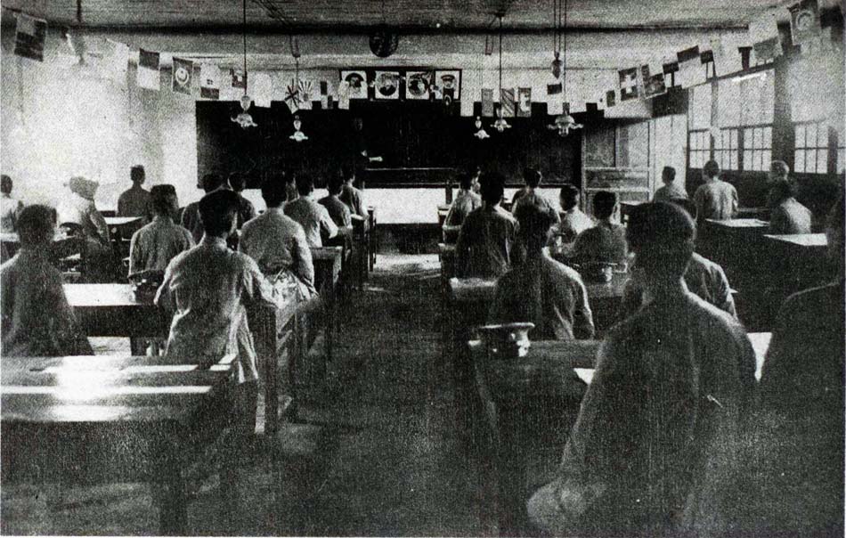 06-黄埔军校的学生在教室上课。