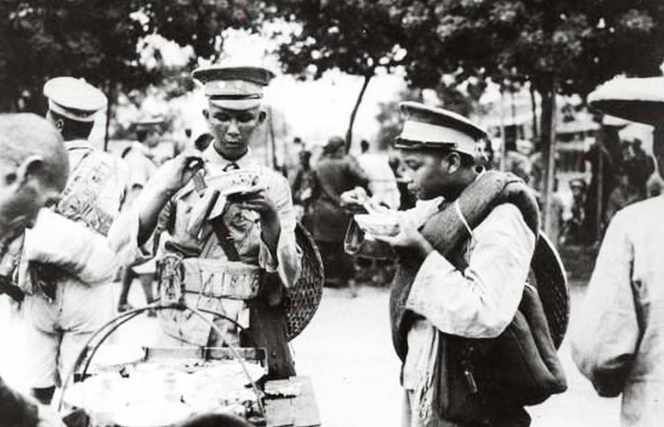 08-1925年，东征陈炯明的黄埔学生军在路边吃小食