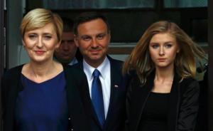 波兰新总统杜达宣誓就职，高颜值妻女一同亮相仪式