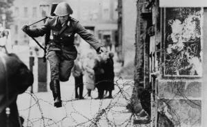 巅峰冲突之下的柏林墙：肯尼迪如何在西德“危机公关”