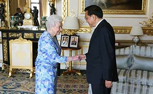 李克强会见英国女王：欢迎王室成员多到中国走走看看