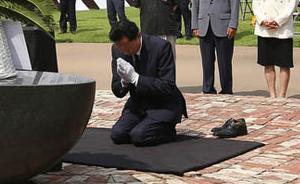 直击|日本前首相鸠山由纪夫向韩烈士墓下跪：应承认侵略历史