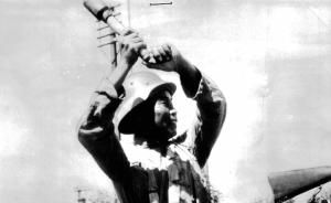 淞沪会战中，一位无名士兵扔手榴弹的瞬间