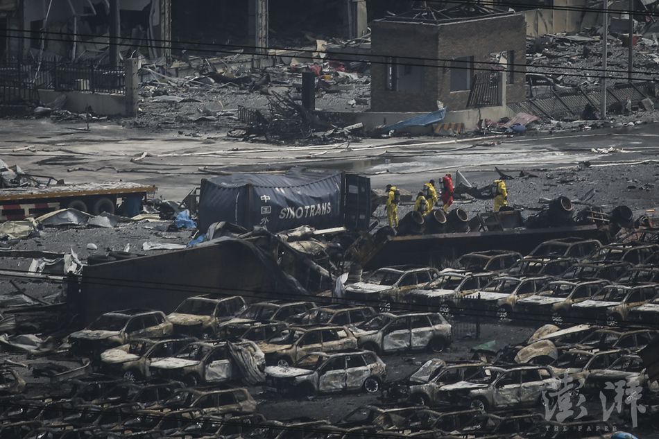 直击|天津港爆炸现场浓烟渐散,爆炸中心出现巨大深坑