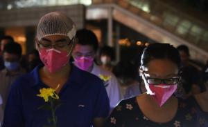 直击|天津爆炸七日祭：小区业主带伤自发参加悼念活动