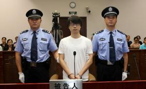 上海交警被拖行致死案被告开庭翻供，否认看到交警扒住其车窗