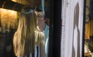 上海商家拍接吻剪影照，要让情侣展现出平时羞于表达的感情