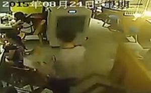 火锅店服务员向女顾客头上浇开水视频曝光，浇完仍拳脚相加