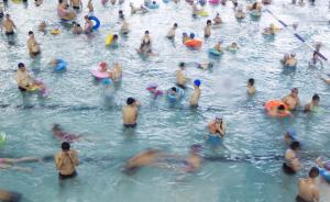 上海一游泳馆惊现“暴露男”：泳裤仅遮私处，六七年都赶不走