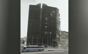 实拍沙特麦加一大楼右半边突然倒塌：像瀑布一样滑落