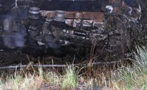 杭州建德一运输车侧翻焚毁致2人死亡，十余吨硫酸流入农田