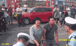河北邯郸交警与市民对跪，涉事司机为城管局环卫中心工作人员