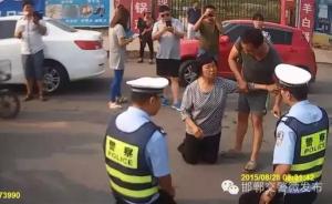 河北“交警市民街头对跪”续：司机被警方认定酒驾并禁驾半年