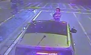 视频丨不满公交车闪灯鸣笛，南京一男子用铁锹殴打女司机