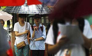 上海在倾盆大雨中迎来中考，考生表示首场“无压力”
