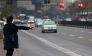 上海一出租车司机被质疑绕路，狂骂30多次脏话吓哭女乘客