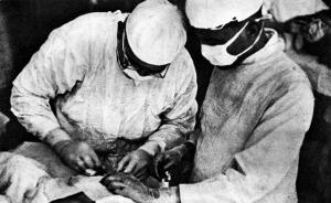 印度医生柯棣华在百团大战中为五百人做手术，侄女获颁纪念章