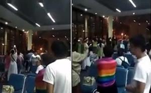 中国游客因航班延误泰国机场唱国歌，机场称33人拒绝登机