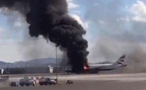 英航客机在美国机场地面突发大火，浓烟冲天数十米，有人受伤