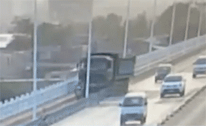 海南一货车失控冲下十米高大桥，行车记录仪拍下跌落瞬间