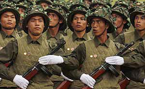 越南500军警举行镇暴演习，表演跳火圈软骨功
