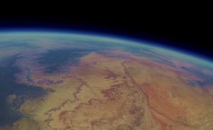 视频｜几个美国学生想用气球拍一下大峡谷，结果拍到了地球！