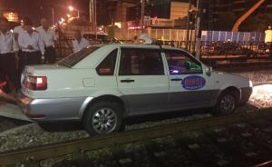 上海一出租车深夜“跌落”铁道，20余市民将车“抬”回路面