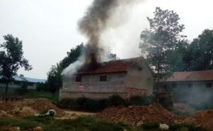 视频｜山东村民被曝因强拆被烧死，其妻称被数人抓住以死威胁