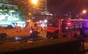 杭州一辆油电混合动力公交车靠站时自燃，9名乘客受伤