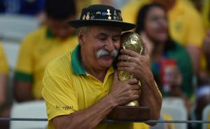 那个著名的巴西世界杯爷爷，带着大力神杯去了天堂