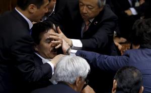 日本参议院特别委员会通过安保相关法案，被批无视违宪质疑