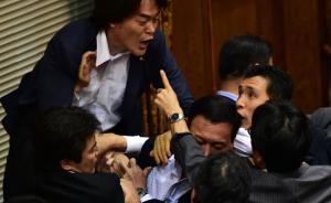 直击|日本通过新安保法：两派议员上演全武行，安倍淡定旁观