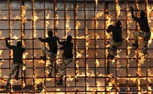 沙特安全部队阅兵：爬火墙、凌空踢、颜值不高技能高