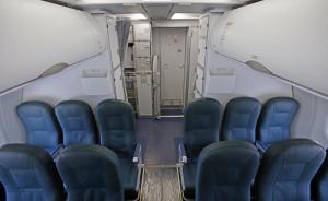 低成本航空如何让A320座位增到186个：厕所紧挨厨房