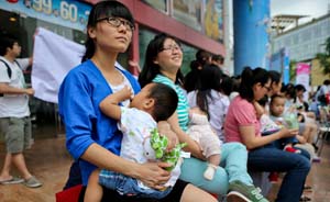 上海街头“哺乳快闪”遭质疑，组织者称未袒胸露乳只为公益