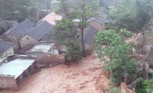 红旗渠河南林州羊圈坡段垮塌，渠水入村淹没多处房屋