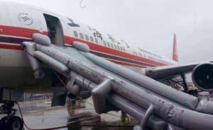 上航一客机发生“严重差错”：降落虹桥机场时误放充气滑梯