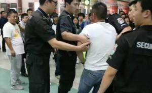 因航班延误，部分乘客在大连机场与东航员工发生冲突后被带走